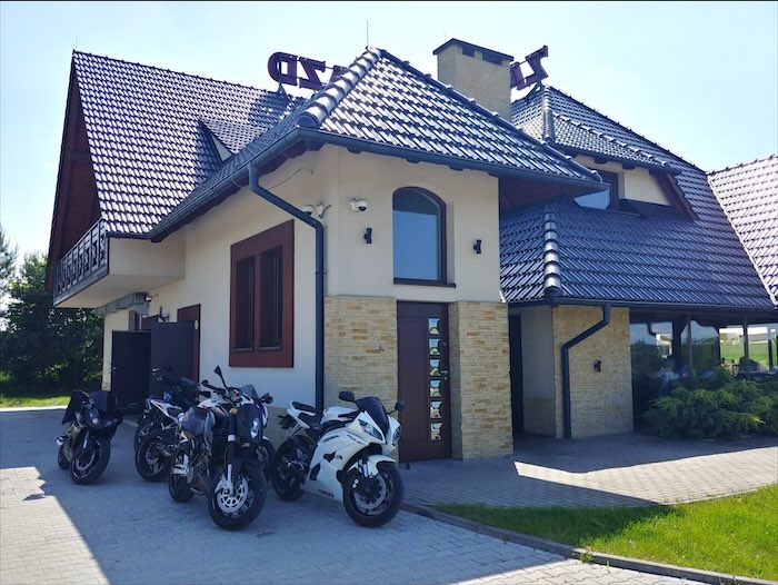Motocykle sportowe zaparkowane przed wejściem do zajazdu Wilczyniec
