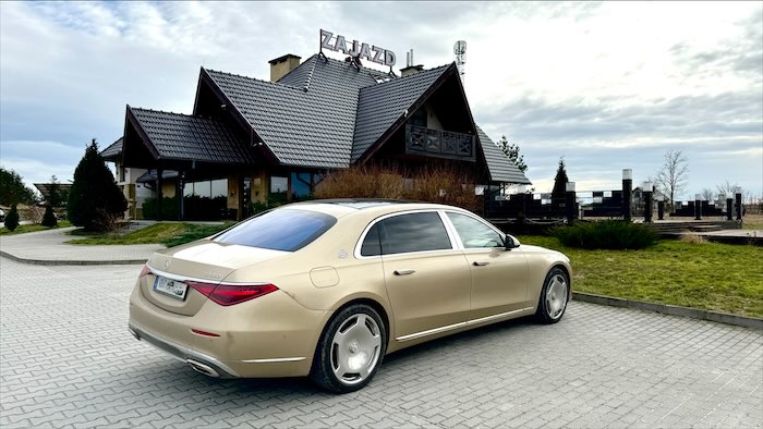 Mercedes-Maybach klasy S w kolorze szampana przed zajazdem
