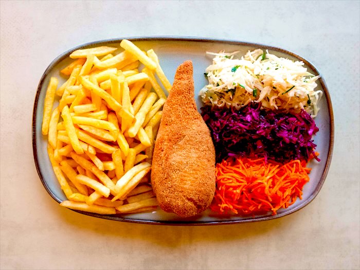 Chrupiący kotlet de Volaille z frytkami i trzema surówkami