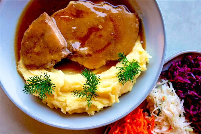 Pieczeń w sosie z puree i surówkami w zajeździe Wilczyniec